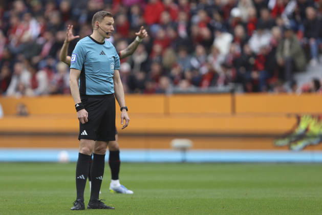 Referee Martin Petersen looks on during the Bundesliga match between Bayer 04 Leverkusen and VfL Wolfsburg, BayArena on April 04, 2026 in Leverkusen, Germany Photo by Oliver Kaelke DeFodi Images Referee Martin Petersen looks on during the Bundesliga match between Bayer 04 Leverkusen and VfL Wolfsburg at BayArena on April 4, 2026 in Leverkusen, Germany Photo by Oliver Kaelke DeFodi Images DFL regulations prohibit any use of photographs as image sequences and or quasi video Photo by Oliver Kaelke DeFodi Images