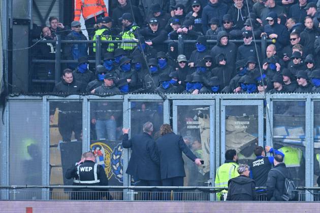 DEVENTER , 05-04-2026 , Stadium De Adelaarshorst , season 2025 2026 , Dutch Eredivisie football , match between Go Ahead Eagles - PEC Zwolle , picture show Gerry Hamster, Joost Broerse, PEC Zwolle player Ryan Thomas Go Ahead Eagles - PEC x202851929x Copyright: