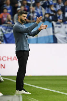 Coach Miron Muslic FC Schalke gestures during the 2 Bundesliga match between FC Schalke 04 and Karlsruher SC, Veltins Arena on April 05, 2026 in Gelsenkirchen, Germany Photo by Max Maiwald DeFodi Images Trainer Miron Muslic FC Schalke gestures during the 2 Bundesliga match between FC Schalke 04 and Karlsruher SC at Veltins Arena on April 5, 2026 in Gelsenkirchen, Germany Photo by Max Maiwald DeFodi Images Photo by Max Maiwald DeFodi Images