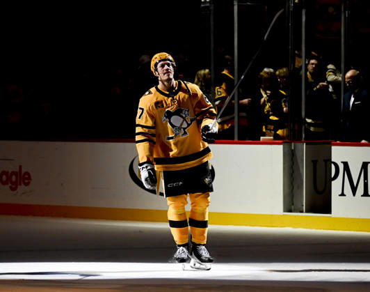 Pittsburgh Penguins right wing Rickard Rakell (67) receives top star of the game honors following the Pens 5-2 win against the Florida Panthers at PPG Paints Arena in Pittsburgh on Sunday, April 5, 2026.  PIT2026040516 ARCHIExCARPENTER