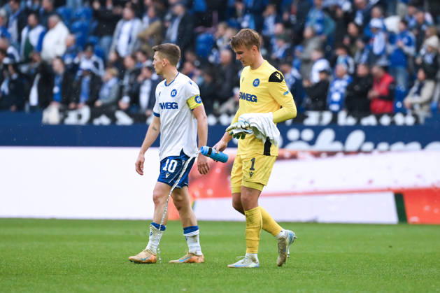 Goalkeeper Hans Christian Bernat Karlsruher SC , Marvin Wanitzek Karlsruher SC , v re after the match 05 04 2026, Soccer 2 Bundesliga, Season 2025 2026, 28 Matchday, FC Schalke 04 Karlsruher SC 1 0 DFL regulations prohibit any use of photographs as image sequences and or quasi video Gelsenkirchen Veltins Arena Nordrhein Westfalen Germany Team2