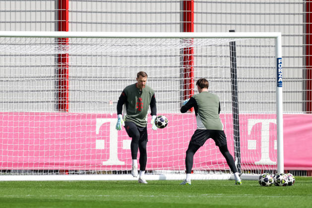 Manuel Neuer FC Bayern Muenchen, 01 with Jonas Urbig FC Bayern Muenchen, 40 , GER, Final training, FC Bayern Muenchen, Football, UEFA Champions League, quarter-final, first leg, 2025 2026 season, 06 04 2026, GER, Final training, FC Bayern Muenchen, Football, UEFA Champions League, quarter-final, first leg, 2025 2026 season, 06 04 2026 Muenchen Copyright: xEibner-Pressefoto JennixMaulx EP_JML