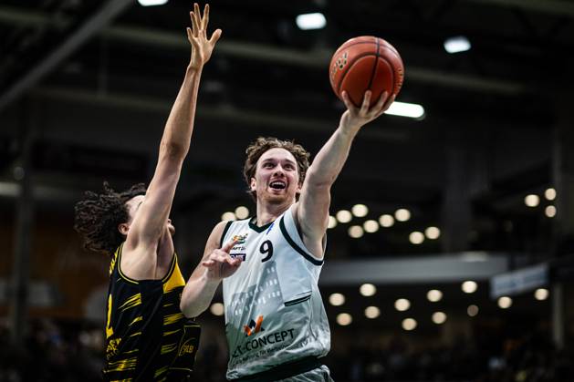 Marco Hollersbacher Gladiators Trier in duel with Lenny Anigbata MHP Riesen Ludwigsburg , Vet Concept Gladiators Trier vs MHP Riesen Ludwigsburg, Basketball, easyCredit BBL, Matchday 28, Season 2025 2026, 06 04 2026 Vet Concept Gladiators Trier vs MHP Riesen Ludwigsburg, Basketball, easyCredit BBL, Matchday 28, Season 2025 2026, 06 04 2026 Copyright: xEibner-Pressefoto AlexanderxNeisx EP_ANS
