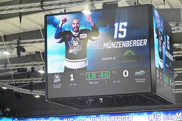 06 04 2026 xkhx Kassel, Probonio Arena ice hockey DEL 2 playoff season 2025 2026 semi-final 3 Kassel Huskies vs Bietigheim Steelers goal celebration after the 1-0 goal by Luca Münzenberger 15, Kassel Huskies