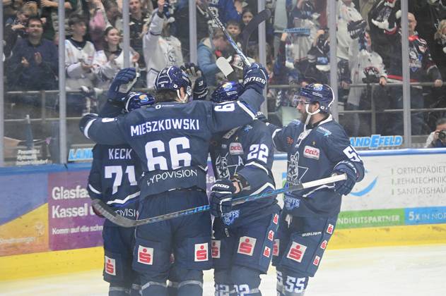 06 04 2026 xkhx Kassel, Probonio Arena ice hockey DEL 2 playoff season 2025 2026 semi-final 3 Kassel Huskies vs Bietigheim Steelers goal celebration after the 1-0 goal by Luca Münzenberger 15, Kassel Huskies
