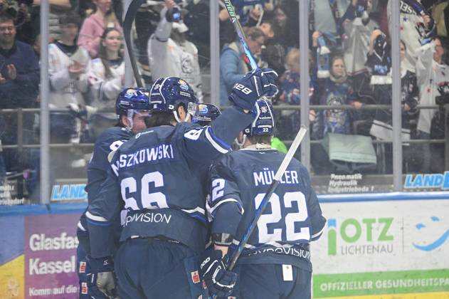 06 04 2026 xkhx Kassel, Probonio Arena ice hockey DEL 2 playoff season 2025 2026 semi-final 3 Kassel Huskies vs Bietigheim Steelers goal celebration after the 1-0 goal by Luca Münzenberger 15, Kassel Huskies