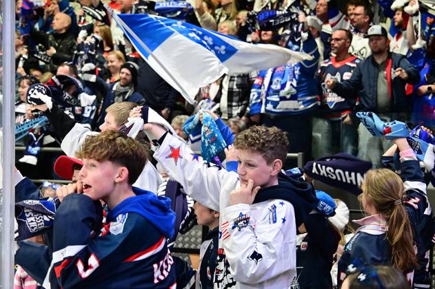 06 04 2026 xkhx Kassel, Probonio Arena ice hockey DEL 2 playoff season 2025 2026 semi-final 3 Kassel Huskies vs Bietigheim Steelers goal celebration after the 1-0 goal by Luca Münzenberger 15, Kassel Huskies