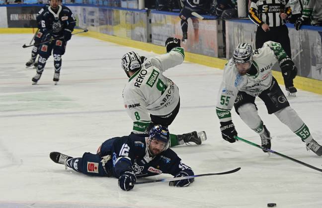 06 04 2026 xkhx Kassel, Probonio Arena Ice Hockey DEL 2 Playoff Season 2025 2026 Semifinal 3 Kassel Huskies vs Bietigheim Steelers Jack Dugan Bietigheim vs Maciej Rutkowski 12, Kassel Huskies