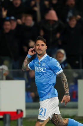 Napoli™s Matteo Politano celebrates after scoring goal 1-0 during the Serie A soccer match between Napoli and Milan at the Diego Armando Maradona Stadium in Naples, southern italy - Monday , April 06 , 2026. - Soccer . Copyright: xAlessandroxGarofalo LaPressex