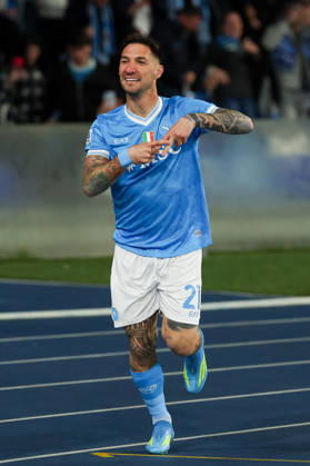 Napoli™s Matteo Politano celebrates after scoring goal 1-0 during the Serie A soccer match between Napoli and Milan at the Diego Armando Maradona Stadium in Naples, southern italy - Monday , April 06 , 2026. - Soccer . Copyright: xAlessandroxGarofalo LaPressex