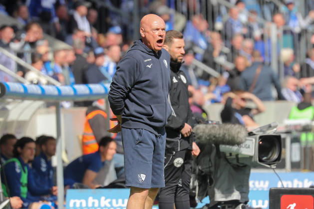 04 04 2026, xgox, Fußball 2 Bundesliga 1 FC Magdeburg VfL Bochum emspor, v l Uwe Roesler Rösler, Bochum, Trainer gibt Anweisungen, gestikuliert mit den Armen, gesticulate, gives instructions DFL DFB REGULATIONS PROHIBIT ANY USE OF PHOTOGRAPHS as IMAGE SEQUENCES and or QUASI VIDEO Magdeburg