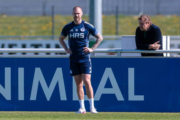 08 04 2026, Football, Training of FC Schalke 04 v l Tomas Kalas FC Schalke 04 , Director Professional Football Youri Mulder FC Schalke 04 , Gelsenkirchen Training ground FC Schalke 04 NRW Germany xRHR PHOTO YYx Copyright: RHR-FOTOx RHR-FOTO YY
