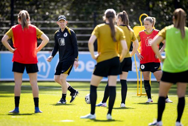 ZEIST - National coach Arjan Veurink during a training session in preparation for the World Cup qualifiers against France. KOEN VAN WEEL ANP xVIxANPxSportx xxANPxIVx 555271468 originalFilename: 555271468