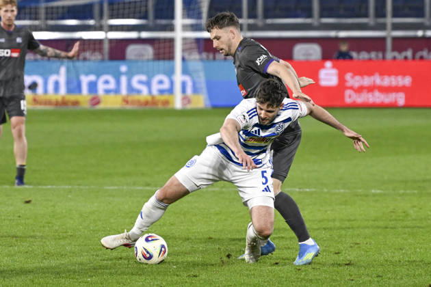from left in duel Tobias Fleckstein Duisburg 5 Robin Meißner Meissner Osnabrueck 11 07 04 2026 ¢ Soccer ¢ MSV Duisburg vs VfL Osnabrueck, Schauinsland Reisen Arena, Duisburg, DFB DFL REGULATIONS PROHIBIT ANY USE OF PHOTOGRAPHS AS IMAGE SEQUENCES AND OR QUASI VIDEO Copyright: xpepphotox xHorstxMauelshagenx pep00321, pep_20260407_hm_327303
