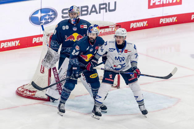Ryan Murphy EHC Red Bull Muenchen, 24 defends against Justin Schuetz Adler Mannheim, 74 in front of Antoine Bibeaus goal Goalkeeper, EHC Red Bull Muenchen, 30 GER, EHC Red Bull Muenchen vs Adler Mannheim, Ice Hockey, DEL, Playoffs, Semifinal Game 2, 2025 2026 Season, 10 04 2026 GER, EHC Red Bull Muenchen vs Adler Mannheim, Ice Hockey, DEL, Playoffs, Semifinal Game 2, 2025 2026 Season, 10 04 2026 Muenchen Copyright: xEibner-Pressefoto FranzxFeinerx EP_HFR