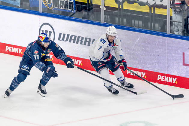 Fight for the puck duel between Markus Eisenschmid EHC Red Bull Muenchen, 11 and John Gilmour Adler Mannheim, 7 GER, EHC Red Bull Muenchen vs Adler Mannheim, ice hockey, DEL, playoffs, semi-final game 2, 2025 2026 season, 10 04 2026 GER, EHC Red Bull Muenchen vs Adler Mannheim, ice hockey, DEL, playoffs, semi-final game 2, 2025 2026 season, 10 04 2026 Muenchen Copyright: xEibner-Pressefoto FranzxFeinerx EP_HFR