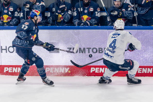 Battle for the puck duel between Taro Hirose EHC Red Bull Muenchen, 17 and Dan Renouf Adler Mannheim, 4 GER, EHC Red Bull Muenchen vs Adler Mannheim, ice hockey, DEL, playoffs, semi-final game 2, 2025 2026 season, 10 04 2026 GER, EHC Red Bull Muenchen vs Adler Mannheim, ice hockey, DEL, playoffs, semi-final game 2, 2025 2026 season, 10 04 2026 Muenchen Copyright: xEibner-Pressefoto FranzxFeinerx EP_HFR