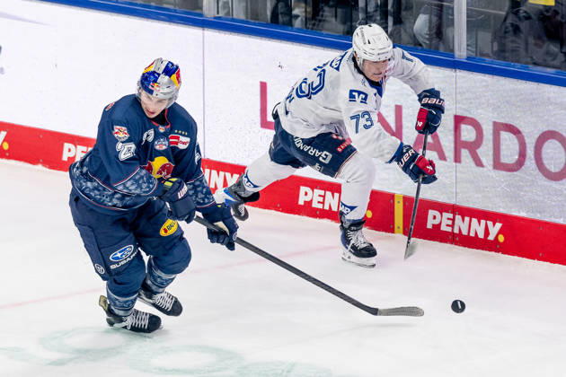 Battle for the puck duel between Veit Oswald EHC Red Bull Muenchen, 27 and Zach Solow Adler Mannheim, 73 GER, EHC Red Bull Muenchen vs Adler Mannheim, ice hockey, DEL, playoffs, semi-final game 2, 2025 2026 season, 10 04 2026 GER, EHC Red Bull Muenchen vs Adler Mannheim, ice hockey, DEL, playoffs, semi-final game 2, 2025 2026 season, 10 04 2026 Muenchen Copyright: xEibner-Pressefoto FranzxFeinerx EP_HFR