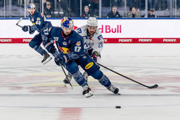 Battle for the puck duel between Taro Hirose EHC Red Bull Muenchen, 17 and Kris Bennett Adler Mannheim, 21 GER, EHC Red Bull Muenchen vs Adler Mannheim, ice hockey, DEL, playoffs, semi-final game 2, 2025 2026 season, 10 04 2026 GER, EHC Red Bull Muenchen vs Adler Mannheim, ice hockey, DEL, playoffs, semi-final game 2, 2025 2026 season, 10 04 2026 Muenchen Copyright: xEibner-Pressefoto HeikexFeinerx EP_HFR