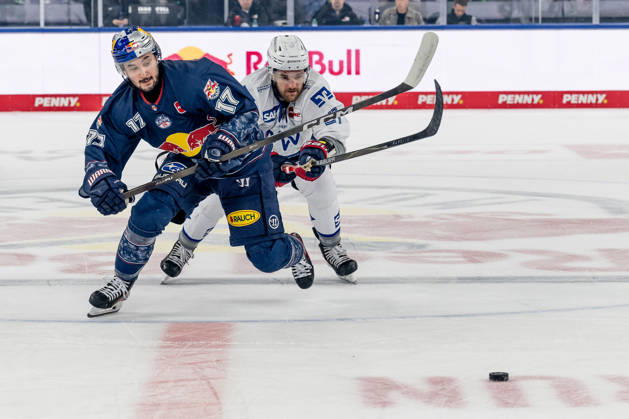 Battle for the puck duel between Taro Hirose EHC Red Bull Muenchen, 17 and Kris Bennett Adler Mannheim, 21 GER, EHC Red Bull Muenchen vs Adler Mannheim, ice hockey, DEL, playoffs, semi-final game 2, 2025 2026 season, 10 04 2026 GER, EHC Red Bull Muenchen vs Adler Mannheim, ice hockey, DEL, playoffs, semi-final game 2, 2025 2026 season, 10 04 2026 Muenchen Copyright: xEibner-Pressefoto HeikexFeinerx EP_HFR