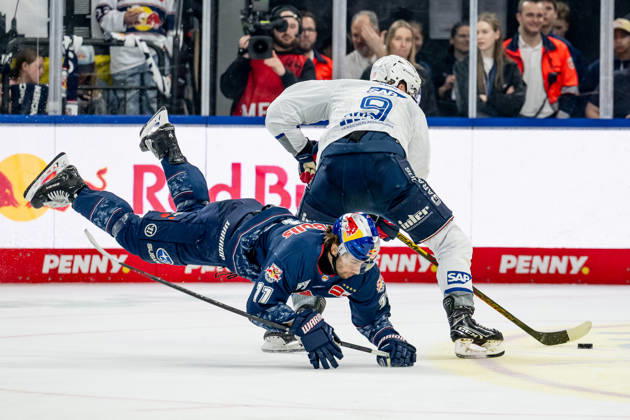 Battle for the puck duel between Markus Eisenschmid EHC Red Bull Muenchen, 11 and Leon Gawanke Adler Mannheim, 9 GER, EHC Red Bull Muenchen vs Adler Mannheim, ice hockey, DEL, playoffs, semi-final game 2, 2025 2026 season, 10 04 2026 GER, EHC Red Bull Muenchen vs Adler Mannheim, ice hockey, DEL, playoffs, semi-final game 2, 2025 2026 season, 10 04 2026 Muenchen Copyright: xEibner-Pressefoto HeikexFeinerx EP_HFR