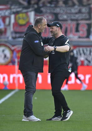 Before the start of the match Coach Coach Frank Schmidt 1 FC Heidenheim 1846 FCH Coach Coach Steffen Baumgart 1 FC Union Berlin FCU Greeting shake hands gesture gesture 1 FC Heidenheim 1846 FCH vs 1 FC Union Berlin FCU 11 04 2026 DFL REGULATIONS PROHIBIT ANY USE OF PHOTOGRAPHS AS IMAGE SEQUENCES AND OR QUASI VIDEO 1 FC Heidenheim 1846 FCH vs 1 FC Union Berlin FCU