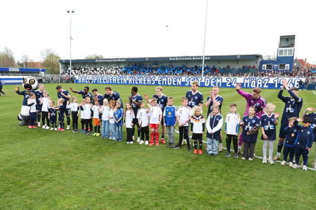 11 04 2026, Soccer, Men, Regionalliga Nord, Matchday 29, BSV Kickers Emden FC St Pauli II The team entering the pitch