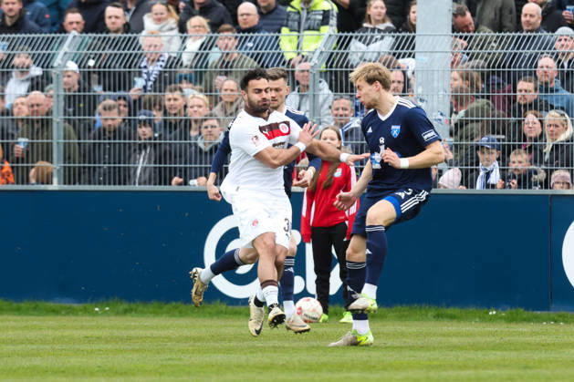 11 04 2026, Soccer, Men, Regionalliga Nord, Matchday 29, BSV Kickers Emden FC St Pauli II Nikky Goguadze 30 FC St Pauli 1910 in a duel with Dennis Engel blue 22 BSV Kickers Emden and Peer Mahnke blue 5 BSV Kickers Emden