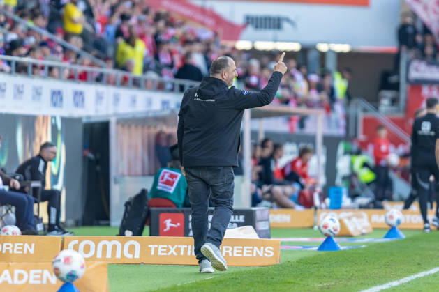 Frank Schmidt FC Heidenheim, head coach rejoices fingers up emotions gestures, GER, 1 FC Heidenheim vs 1 FC Union Berlin, Football, Bundesliga, 29 Matchday, Season 2025 2026, 11 04 2026, DFL DFB REGULATES PROHIBIT ANY USE OF PHOTOGRAPHS AS IMAGE SEQUENCES AND OR QUASI VIDEO, GER, 1 FC Heidenheim vs 1 FC Union Berlin, Football, Bundesliga, Matchday 29, Season 2025 2026, 11 04 2026 Heidenheim Copyright: xEibner-Pressefoto JanixPlessx EP_JPL