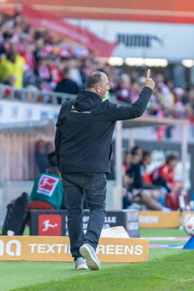 Frank Schmidt FC Heidenheim, head coach rejoices fingers up emotions gestures, GER, 1 FC Heidenheim vs 1 FC Union Berlin, Football, Bundesliga, 29 Matchday, Season 2025 2026, 11 04 2026, DFL DFB REGULATES PROHIBIT ANY USE OF PHOTOGRAPHS AS IMAGE SEQUENCES AND OR QUASI VIDEO, GER, 1 FC Heidenheim vs 1 FC Union Berlin, Football, Bundesliga, Matchday 29, Season 2025 2026, 11 04 2026 Heidenheim Copyright: xEibner-Pressefoto JanixPlessx EP_JPL