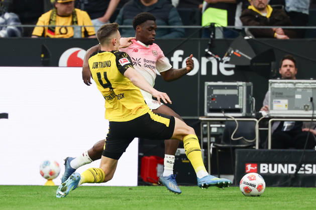 Dortmund, Germany, 11 04 26, Nico Schlotterbeck Borussia Dortmund and Ernest Poku Bayer 04 Leverkusen during the Bundesliga 1 match between Borussia Dortmund Bayer 04 Leverkusen at Signal Iduna Park in Dortmund Photo by Joachim Bywaletz DFB DFL REGULATIONS PROHIBIT ANY USE OF PHOTOGRAPHS AS IMAGE SEQUENCES AND OR QUASI VIDEO Copyright: JoachimxBywaletz xJB-Sportfoto
