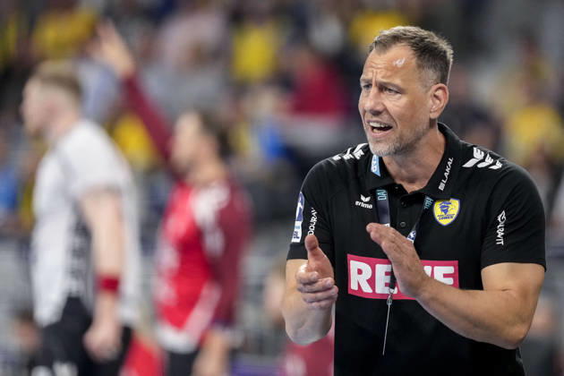 Maik Machulla coach, head coach, RNL , gives instructions, gestures, gesticulates with arms, single picture, single photo, action, action, 11 04 2026, Mannheim Germany , Handball, Bundesliga, Rhein Neckar Löwen SG Flensburg Handewitt xozx