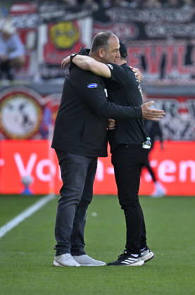 Before the start of the match Coach Coach Frank Schmidt 1 FC Heidenheim 1846 FCH Coach Coach Steffen Baumgart 1 FC Union Berlin FCU Greeting shake hands gesture gesture 1 FC Heidenheim 1846 FCH vs 1 FC Union Berlin FCU 11 04 2026 DFL REGULATIONS PROHIBIT ANY USE OF PHOTOGRAPHS AS IMAGE SEQUENCES AND OR QUASI VIDEO 1 FC Heidenheim 1846 FCH vs 1 FC Union Berlin FCU