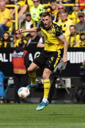 Dortmund, Germany, 11 04 26, Nico Schlotterbeck Borussia Dortmund on the ball during the Bundesliga 1 match between Borussia Dortmund Bayer 04 Leverkusen at Signal Iduna Park in Dortmund Photo by Joachim Bywaletz DFB DFL REGULATIONS PROHIBIT ANY USE OF PHOTOGRAPHS AS IMAGE SEQUENCES AND OR QUASI VIDEO Copyright: JoachimxBywaletz xJB-Sportfoto