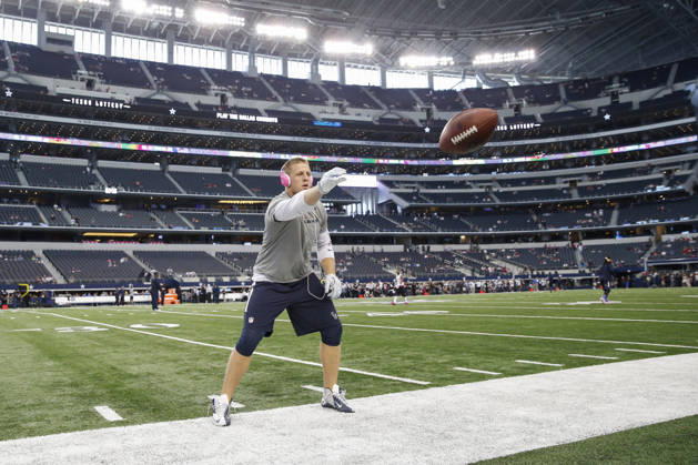 October 05, 2014: Houston Texans defensive end J.J. Watt (99) throws passes with fans before the NFL, American Football Herren, USA game between the Houston Texans and the Dallas Cowboys at AT&T Stadium in Arlington, TX. Copyright: xTimxWarnerx