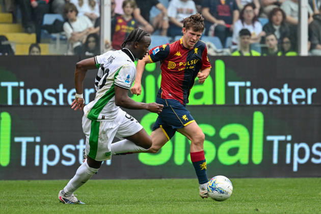 Genoa™s Morten Frendrup fights for the ball with Sassuolo s Ismael Kone during the Serie A soccer match between Genoa and Sassuolo at the Luigi Ferraris Stadium in Genoa, Italy - Sunday, April 12, 2026. - Soccer . Copyright: xTanoxPecoraro LaPressex