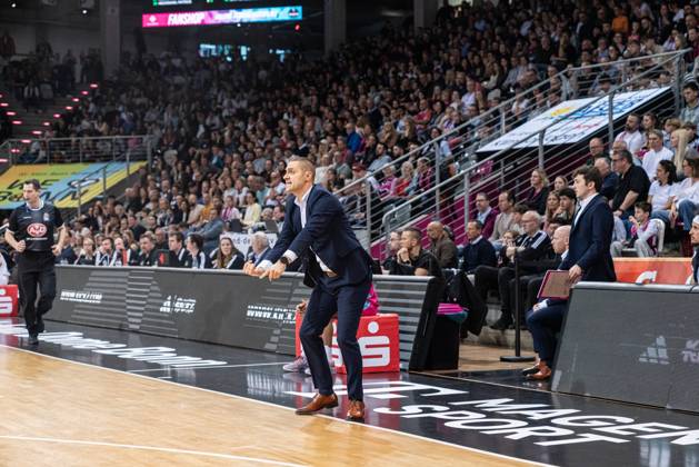 Marko Stankovic 999 Telekom Baskets Bonn gives instructions on the sidelines in the TelekomDome EasyCredit BBL league game on matchday 29 in Bonn between Telekom Baskets Bonn and Basketball Löwen Braunschweig Coach Marko Stankovic 999 Telekom Baskets Bonn on the sidelines Copyright: xFeyzullahxGökalp feyzofsportsx