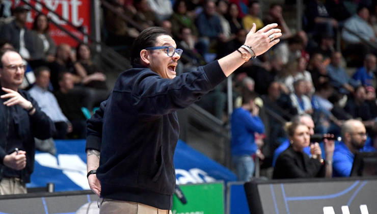12 04 2026, xokbx, Basketball easyCredit BBL Bundesliga, Frankfurt Skyliners MLP Academics Heidelberg v l Headcoach Carlo Finetti MLP Academics Heidelberg , Mimik, Gestik, Anweisungen DFL DFB REGULATIONS PROHIBIT ANY USE OF PHOTOGRAPHS as IMAGE SEQUENCES and or QUASI VIDEO Frankfurt am Main