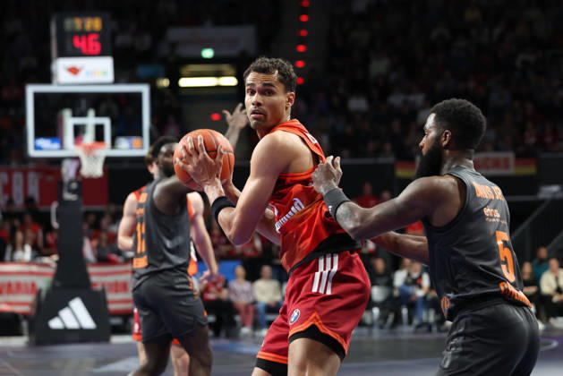 Oscar da Silva FC Bayern Basketball, 01 with Corey Davis Niners Chemnitz, 05 , GER, FC Bayern Basketball vs Niners Chemnitz, Basketball, easycredit Basketball Bundesliga, 29 Matchday, Season 2025 2026, 12 04 2026, GER, FC Bayern Basketball vs Niners Chemnitz, Basketball, easycredit Basketball Bundesliga, 29 Matchday, Season 2025 2026, 12 04 2026 Munich Copyright: xEibner-Pressefoto JennixMaulx EP_JML
