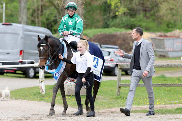 12 04 2026, Duesseldorf, Nordrhein Westfalen, GER New Emerald with Sibylle Vogt and trainer Marcel Weiss after the victory racecourse Duesseldorf Grafenberg horse, jockey, New Emerald, Vogt, victory, trainer, Weiss 260412SG991DUESSELDORF JPG