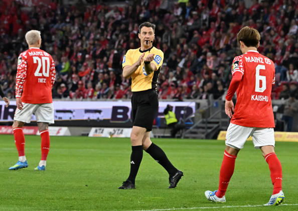 12 04 2026, xsltx, Soccer 1 Bundesliga, FSV Mainz 05 SC Freiburg v l Felix Zwayer Referee signals a handball DFL DFB REGULATIONS PROHIBIT ANY USE OF PHOTOGRAPHS as IMAGE SEQUENCES and or QUASI VIDEO