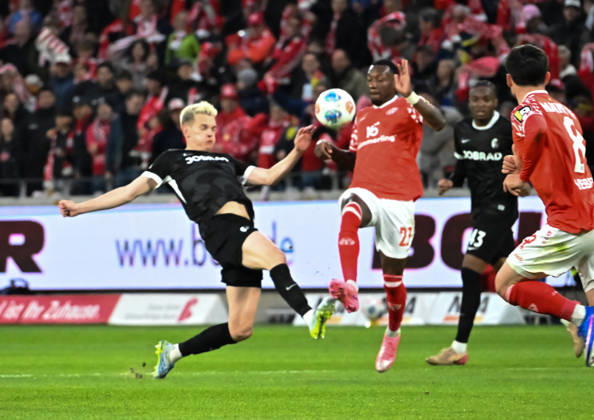 12 04 2026, xsltx, Soccer 1 Bundesliga, FSV Mainz 05 SC Freiburg v l Matthias Ginter SC Freiburg , Sheraldo Becker 1 FSV Mainz 05 DFL DFB REGULATIONS PROHIBIT ANY USE OF PHOTOGRAPHS as IMAGE SEQUENCES and or QUASI VIDEO