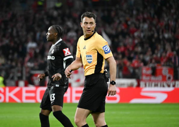 12 04 2026, xsltx, Soccer 1 Bundesliga, FSV Mainz 05 SC Freiburg v l Felix Zwayer Referee DFL DFB REGULATIONS PROHIBIT ANY USE OF PHOTOGRAPHS as IMAGE SEQUENCES and or QUASI VIDEO
