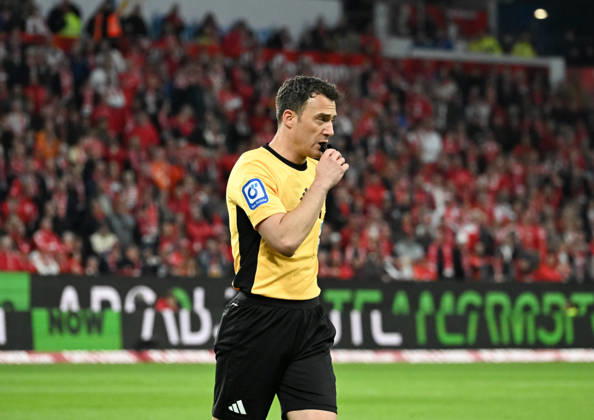 12 04 2026, xsltx, Soccer 1 Bundesliga, FSV Mainz 05 SC Freiburg v l Felix Zwayer Referee whistles at half-time DFL DFB REGULATIONS PROHIBIT ANY USE OF PHOTOGRAPHS as IMAGE SEQUENCES and or QUASI VIDEO