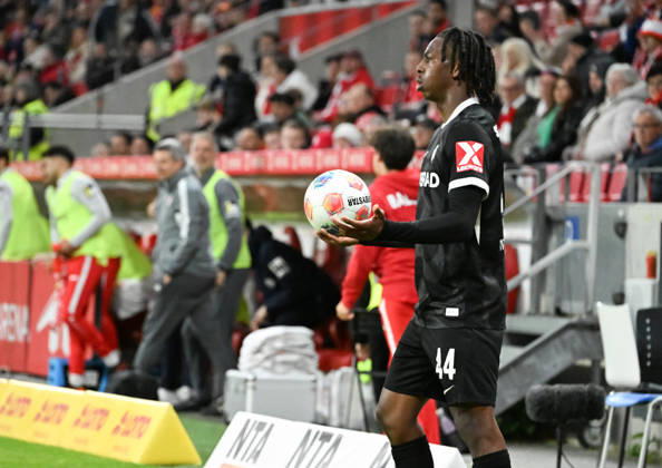 12 04 2026, xsltx, Soccer 1 Bundesliga, FSV Mainz 05 SC Freiburg v l Johan Manzambi SC Freiburg no longer understands the world after Felix Zwayer whistled referee on his delayed throw-in at half-time DFL DFB REGULATIONS PROHIBIT ANY USE OF PHOTOGRAPHS as IMAGE SEQUENCES and or QUASI VIDEO