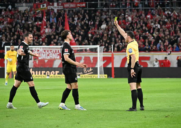 12 04 2026, xsltx, Soccer 1 Bundesliga, FSV Mainz 05 SC Freiburg v l Christian Günter SC Freiburg and Maximilian Eggestein SC Freiburg dont understand the world after Felix Zwayer whistles referee for a delayed throw-in by Johan Manzambi SC Freiburg at half-time Eggestein receives a yellow card for his complaint DFL DFB REGULATIONS PROHIBIT ANY USE OF PHOTOGRAPHS as IMAGE SEQUENCES and or QUASI VIDEO