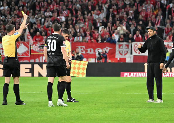 12 04 2026, xsltx, Soccer 1 Bundesliga, FSV Mainz 05 SC Freiburg v l Felix Zwayer Referee shows Julian Schuster head coach SC Freiburg re wg Reklamierens with the break whistle the yellow card DFL DFB REGULATIONS PROHIBIT ANY USE OF PHOTOGRAPHS as IMAGE SEQUENCES and or QUASI VIDEO
