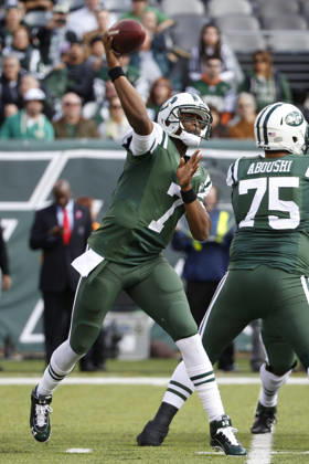 October 26, 2014: New York Jets quarterback Geno Smith (7) throws a pass during the NFL, American Football Herren, USA game between the Buffalo Bills and the New York Jets at MetLife Stadium in East Rutherford, New Jersey. (Christopher Szagola Cal Media) Copyright: xChrisxSzagolax