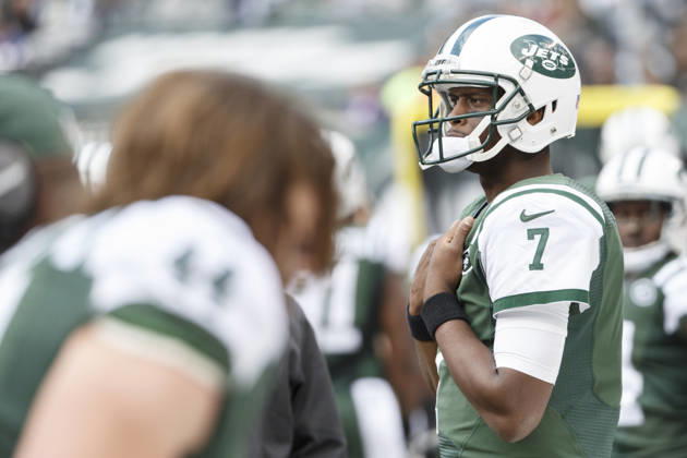 October 26, 2014: New York Jets quarterback Geno Smith (7) looks on during the NFL, American Football Herren, USA game between the Buffalo Bills and the New York Jets at MetLife Stadium in East Rutherford, New Jersey. The Bills won 43-23. (Christopher Szagola Cal Media) Copyright: xChrisxSzagolax