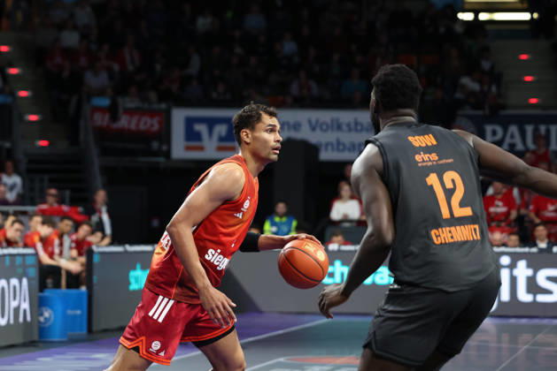Oscar da Silva FC Bayern Basketball, 01 with Amadou Sow Niners Chemnitz, 12 , GER, FC Bayern Basketball vs Niners Chemnitz, Basketball, easycredit Basketball Bundesliga, 29 Matchday, Season 2025 2026, 12 04 2026, GER, FC Bayern Basketball vs Niners Chemnitz, Basketball, easycredit Basketball Bundesliga, 29 Matchday, Season 2025 2026, 12 04 2026 Munich Copyright: xEibner-Pressefoto JennixMaulx EP_JML